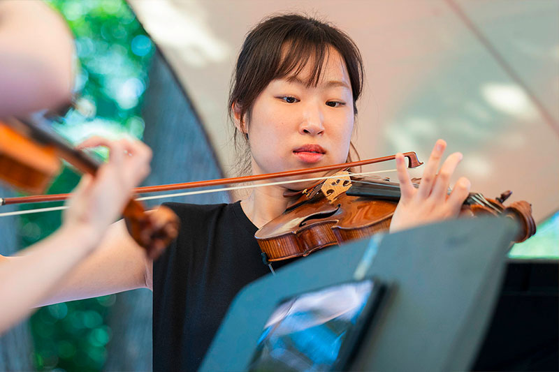 Eine junge Violinistin beim Spiel.